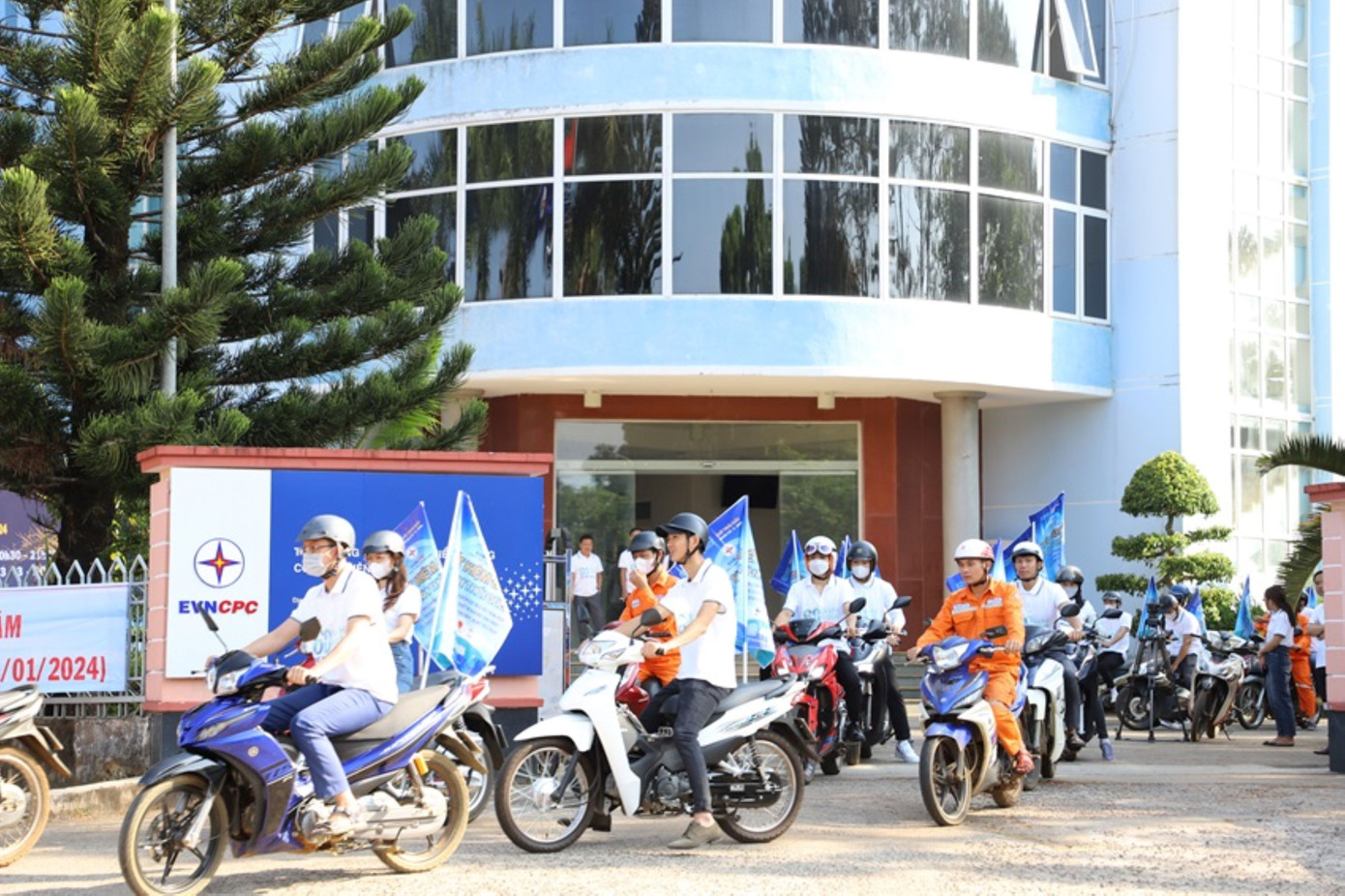 Đoàn xe PC Đắk Nông diễu hành trên các tuyến đường trung tâm TP Gia Nghĩa