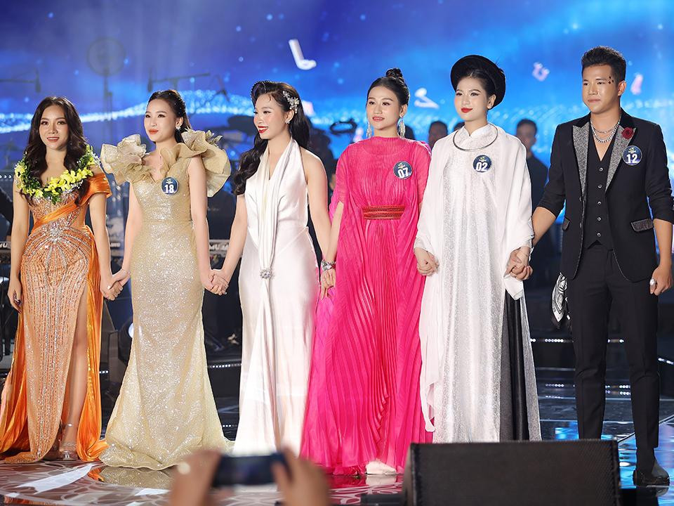 Top 6 thí sinh vào chung kết xếp hạng. Ảnh: VTV. Top 6 thí sinh vào chung kết xếp hạng. Ảnh: VTV.