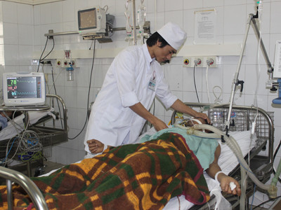 Bệnh nhân ngộ độc rượu Bùi Văn Đáng vẫn đang phải điều trị đặc biệt. Bệnh nhân ngộ độc rượu Bùi Văn Đáng vẫn đang phải điều trị đặc biệt