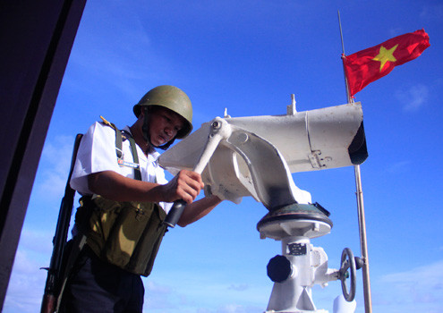 Chiến sĩ ở đảo chìm Len Đao làm nhiệm vụ canh giữ chủ quyền. Chiến sĩ ở đảo chìm Len Đao làm nhiệm vụ canh giữ chủ quyền