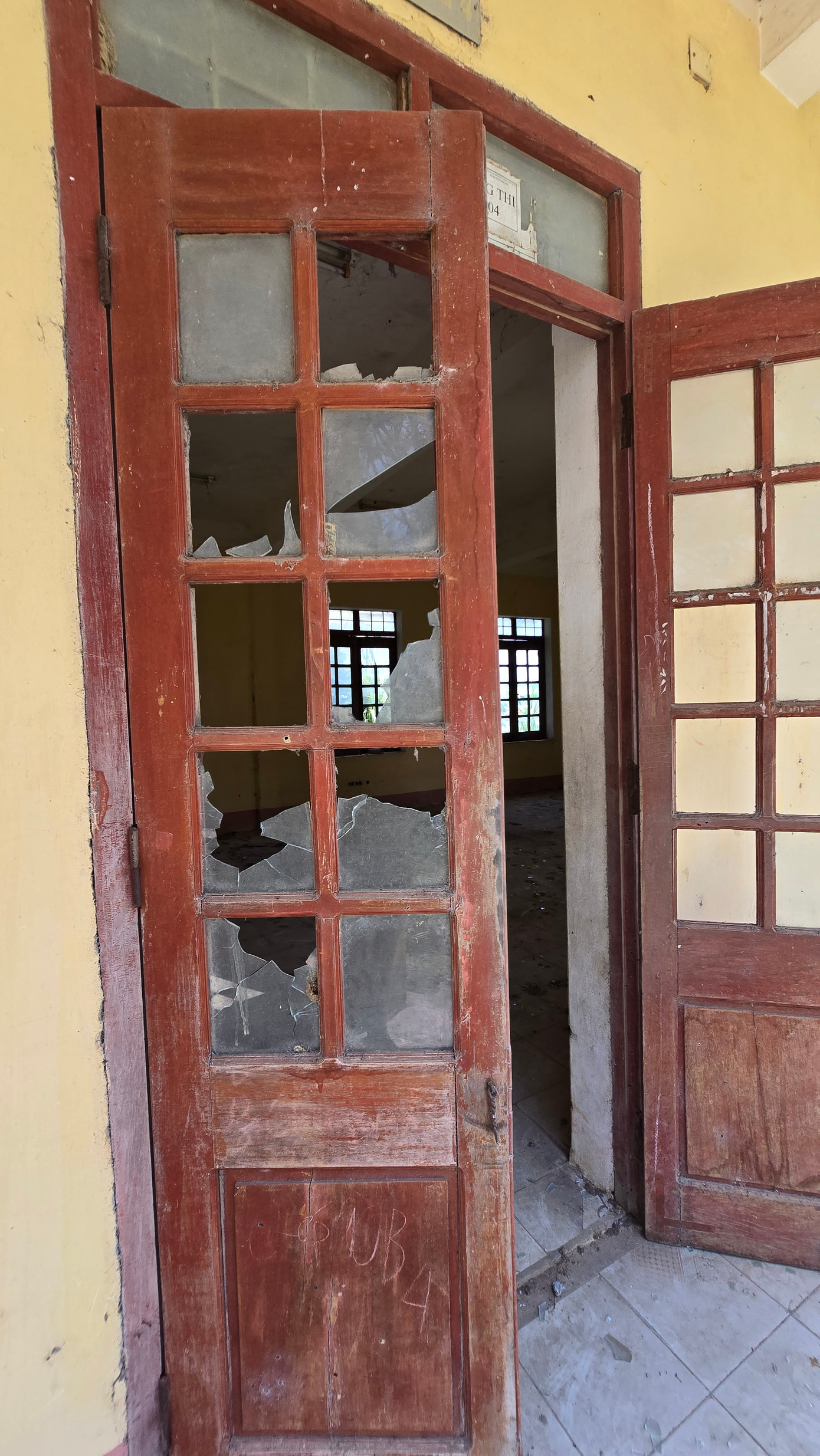 Cửa các phòng học đã hư hỏng. Cửa các phòng học đã hư hỏng.