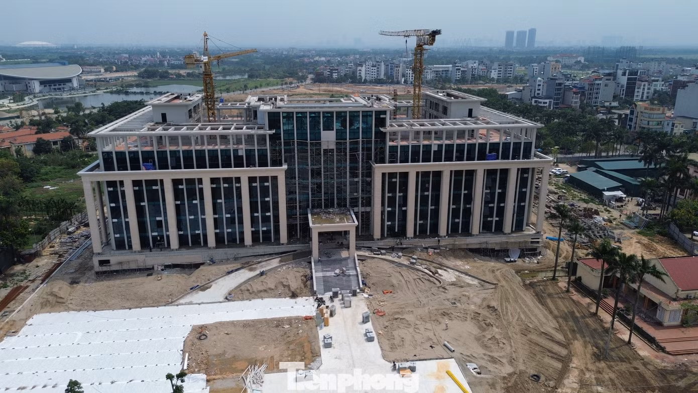 Theo tìm hiểu của PV báo Tiền Phong, hiện nay, Trung tâm hành chính huyện Đông Anh đang được xây dựng trên nền trụ sở cũ, với diện tích gần 5ha thuộc địa giới thị trấn Đông Anh và xã Uy Nỗ với tổng mức đầu tư hơn 530 tỷ đồng. Theo tìm hiểu của PV báo Tiền Phong, hiện nay, Trung tâm hành chính huyện Đông Anh đang được xây dựng trên nền trụ sở cũ, với diện tích gần 5ha thuộc địa giới thị trấn Đông Anh và xã Uy Nỗ với tổng mức đầu tư hơn 530 tỷ đồng.