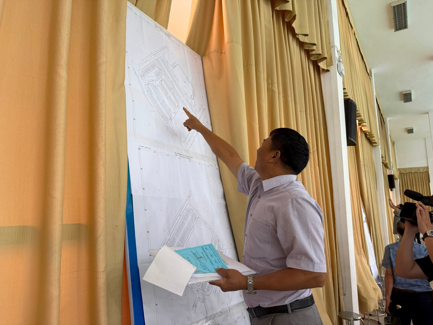 Ông Phạm Văn Quyền chỉ vị trí lô đất vừa bốc thăm được