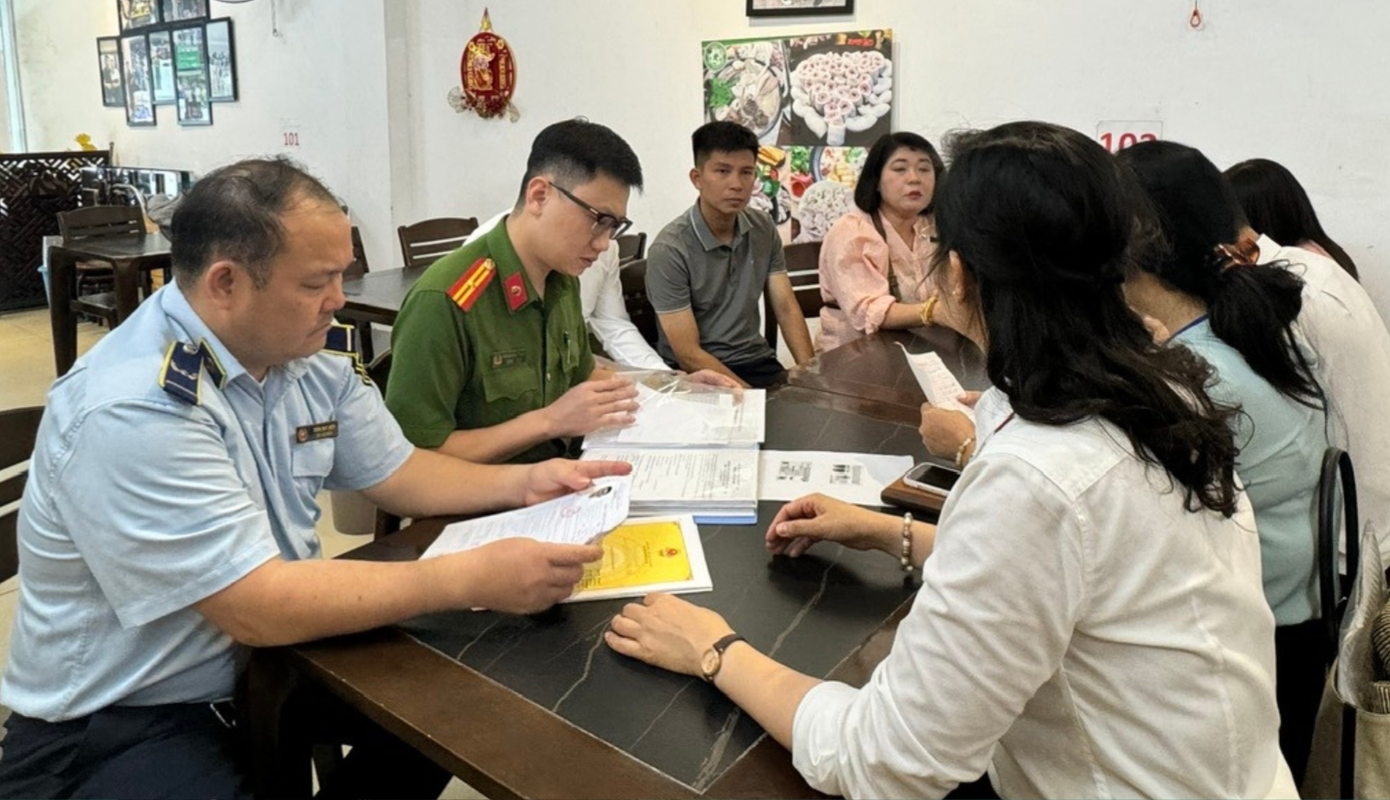 Lực lượng chức năng kiểm tra cơ sở Lòng chát quán.