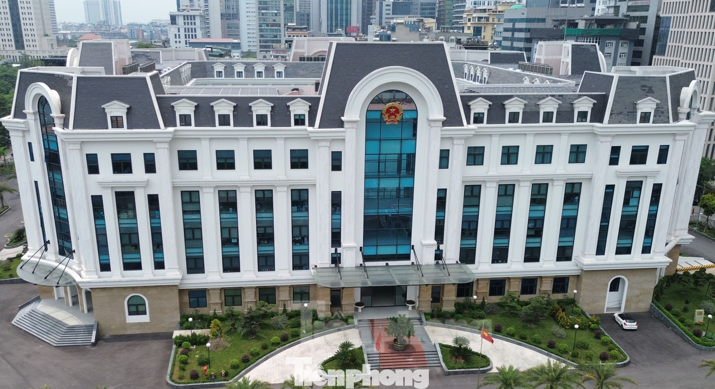 Công trình trụ sở làm việc Quận ủy, HĐND, UBND quận Cầu Giấy có tổng mức đầu tư hơn 434 tỷ đồng. Công trình gồm: 185 phòng chức năng, 2 hội trường, 9 phòng họp trực tuyến cùng đó, hạ tầng kỹ thuật ngoài nhà và các hạng mục phụ trợ. Công trình trụ sở làm việc Quận ủy, HĐND, UBND quận Cầu Giấy có tổng mức đầu tư hơn 434 tỷ đồng. Công trình gồm: 185 phòng chức năng, 2 hội trường, 9 phòng họp trực tuyến cùng đó, hạ tầng kỹ thuật ngoài nhà và các hạng mục phụ trợ.