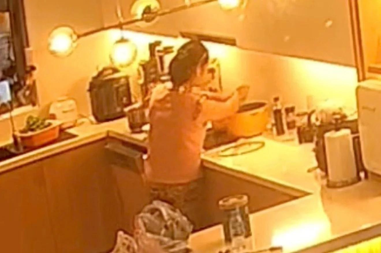 Hình ảnh người giúp việc vắt nước giẻ lau vào nồi nước lá tía tô cho chủ nhà uống tại quận Long Biên