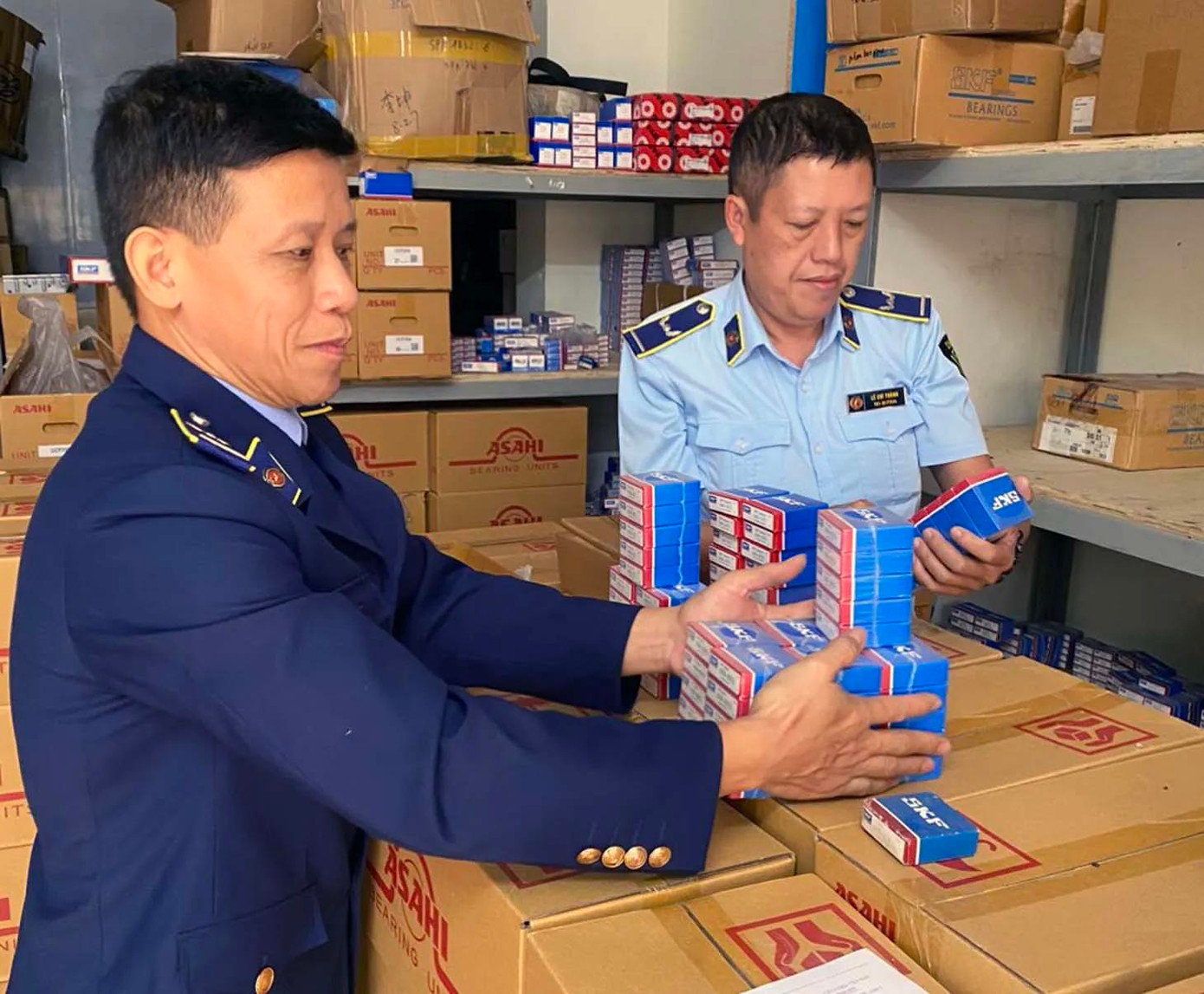 Lực lượng QLTT Hà Nội kiểm tra, xử lý các cơ sở sản xuất, kinh doanh hàng giả, hàng kém chất lượng. Lực lượng QLTT Hà Nội kiểm tra, xử lý các cơ sở sản xuất, kinh doanh hàng giả, hàng kém chất lượng.