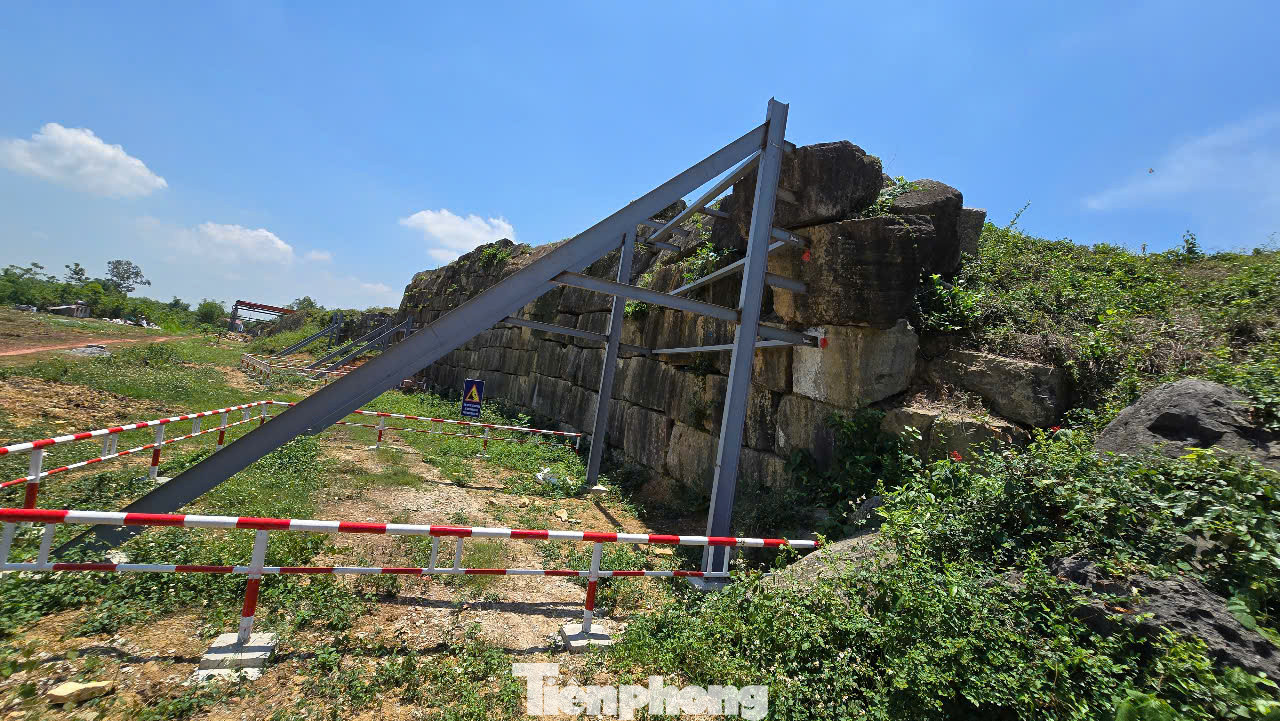 Tình trạng sạt lở ở tường thành phía Bắc thường xuất hiện vào mùa mưa bão và ngày càng nghiêm trọng.