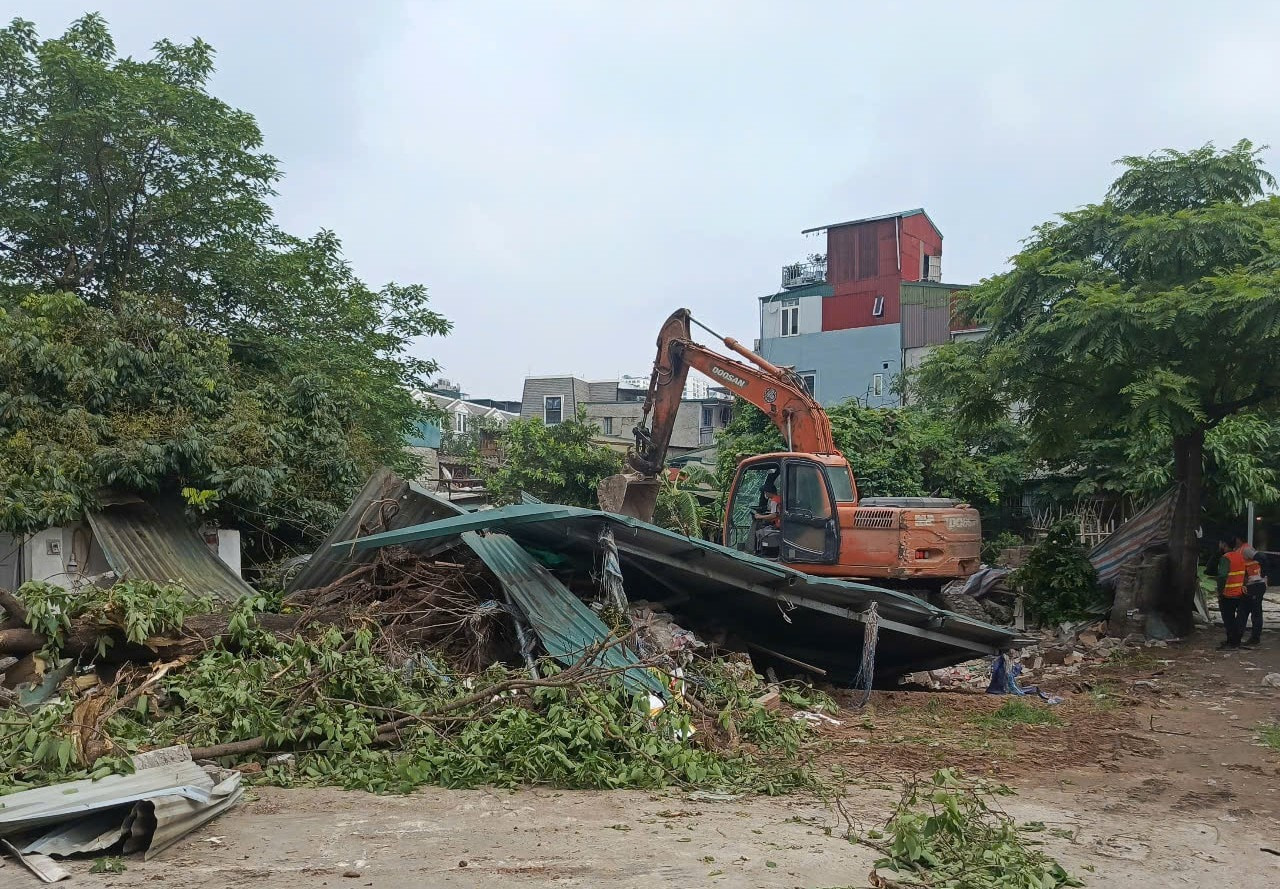 Lực lượng chức năng quận Hoàng Mai cưỡng chế thu hồi đất của 11 hộ gia đình, cá nhân Lực lượng chức năng quận Hoàng Mai cưỡng chế thu hồi đất của 11 hộ gia đình, cá nhân