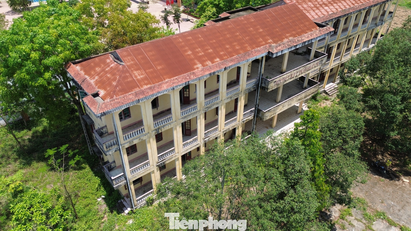 Năm 2018, Trường THPT Trần Khát Chân cùng với một số trường THPT khác trên địa bàn Thanh Hóa phải sáp nhập, giải thể do số học sinh giảm. Tuy nhiên, từ đó đến nay Trường THPT Trần Khát Chân bỏ hoang, cơ sở vật chất hư hỏng, không được sử dụng rất lãng phí. Năm 2018, Trường THPT Trần Khát Chân cùng với một số trường THPT khác trên địa bàn Thanh Hóa phải sáp nhập, giải thể do số học sinh giảm. Tuy nhiên, từ đó đến nay Trường THPT Trần Khát Chân bỏ hoang, cơ sở vật chất hư hỏng, không được sử dụng rất lãng phí.