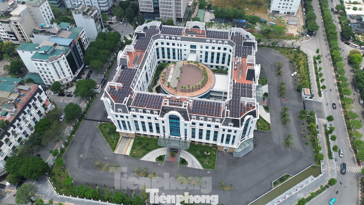 Dự kiến, trụ sở Trung tâm hành chính phường Cầu Giấy đặt tại trụ sở UBND quận Cầu Giấy hiện tại (số 96 đường Trần Thái Tông, Hà Nội). Trụ sở này vừa được khánh thành và đưa vào sử dụng từ ngày 28/9/2024. Đây là công trình tiêu biểu của quận Cầu Giấy chào mừng kỷ niệm 70 năm Ngày Giải phóng Thủ đô (10/10/1954 - 10/10/2024). Dự kiến, trụ sở Trung tâm hành chính phường Cầu Giấy đặt tại trụ sở UBND quận Cầu Giấy hiện tại (số 96 đường Trần Thái Tông, Hà Nội). Trụ sở này vừa được khánh thành và đưa vào sử dụng từ ngày 28/9/2024. Đây là công trình tiêu biểu của quận Cầu Giấy chào mừng kỷ niệm 70 năm Ngày Giải phóng Thủ đô (10/10/1954 - 10/10/2024).