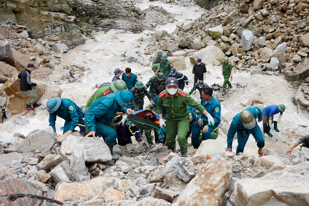 Lực lượng chức năng đưa thi thể nạn nhân ra ngoài. Lực lượng chức năng đưa thi thể nạn nhân ra ngoài.