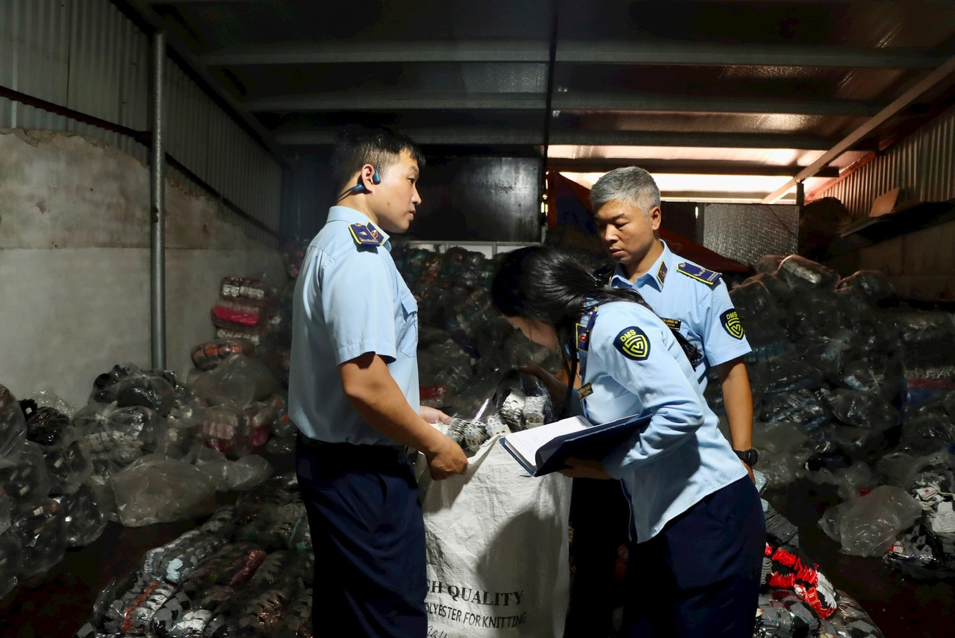 Đoàn công tác kiểm tra cơ sở sản xuất tất tại xã La Phù. Đoàn công tác kiểm tra cơ sở sản xuất tất tại xã La Phù.