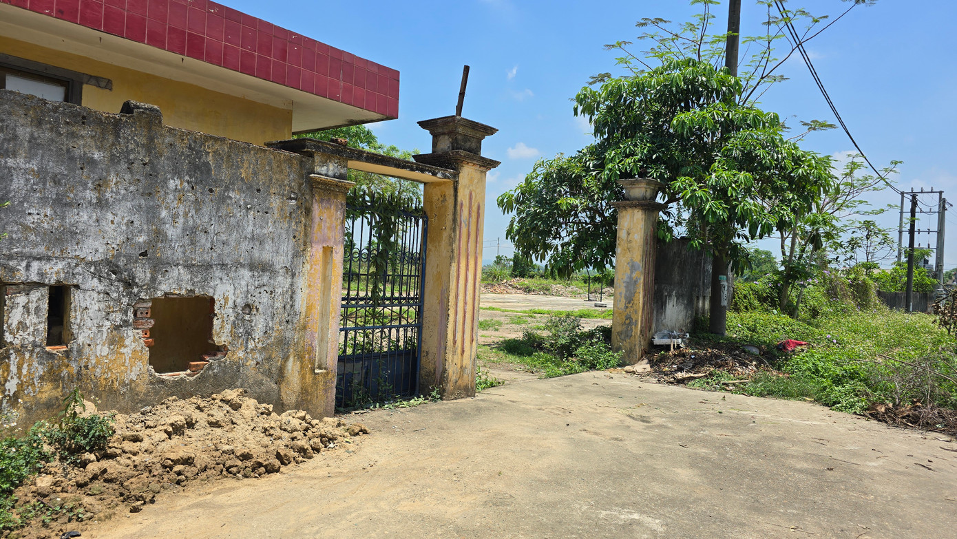 Cổng trường THPT Trần Khát Chân. Cổng trường THPT Trần Khát Chân.