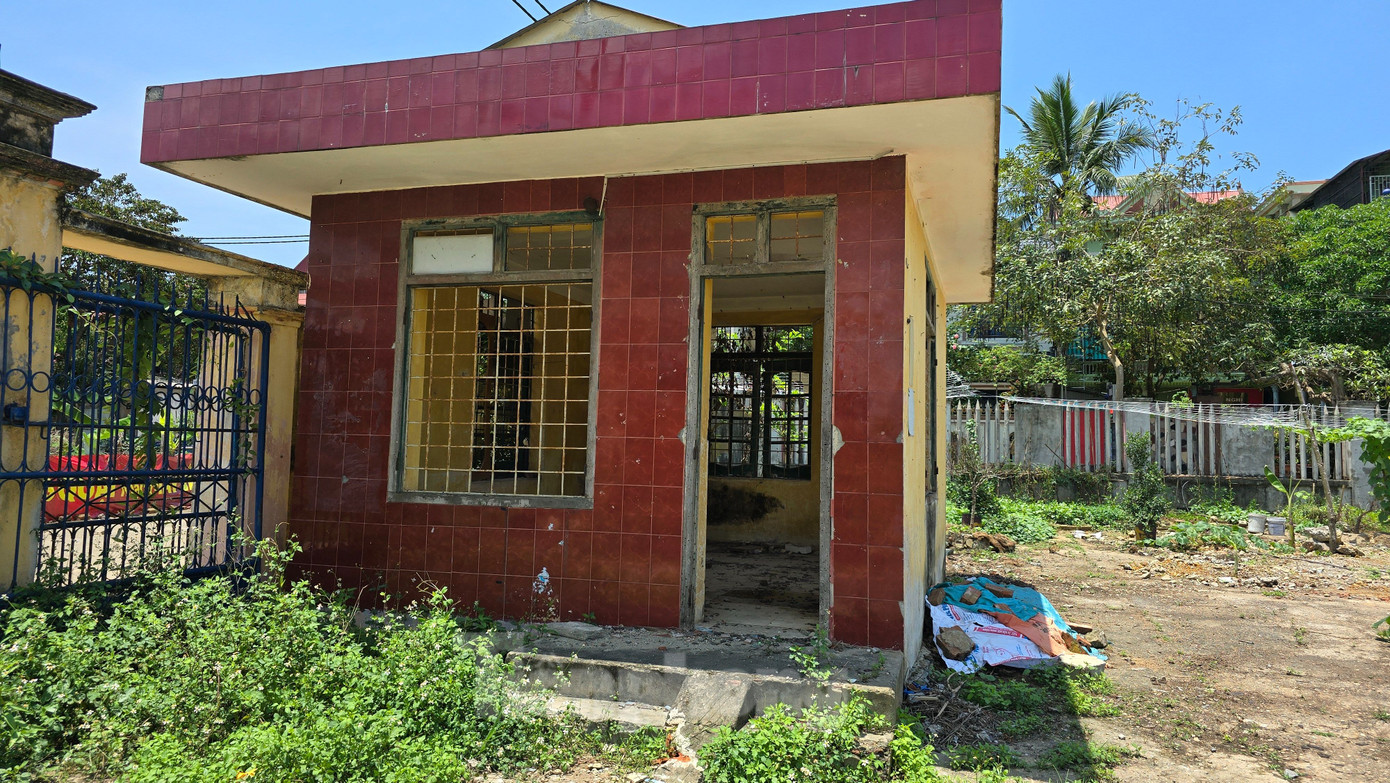 Ông Phạm Quốc Thành, Chủ tịch UBND huyện Vĩnh Lộc cho biết, Trường THPT Trần Khát Chân giải thể năm 2018. Năm 2019, chính quyền địa phương đã tổ chức đấu giá tài sản gắn với khu trường này. Hiện khu đất này do tư nhân quản lý. Ông Phạm Quốc Thành, Chủ tịch UBND huyện Vĩnh Lộc cho biết, Trường THPT Trần Khát Chân giải thể năm 2018. Năm 2019, chính quyền địa phương đã tổ chức đấu giá tài sản gắn với khu trường này. Hiện khu đất này do tư nhân quản lý.