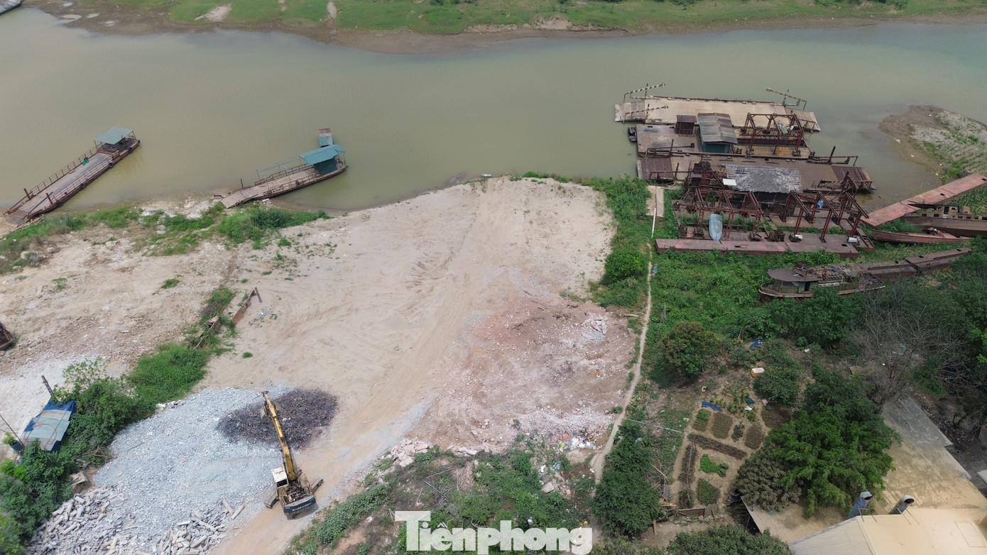 Theo ông Thành, các bãi trung chuyển vật liệu xây dựng này tồn tại đã nhiều năm trước. Thời gian gần đây, UBND xã đang quyết liệt xử lý nhưng không thể thể nói "đóng" là đóng ngay được, mà cần có thời gian để người dân bán hết vật liệu xây dựng cũ. Trước mắt, UBND xã phối hợp cùng lực lượng chức năng cấm xe công nông, xe ba bánh tự chế và tuyên truyền vận động chủ các bãi giải tỏa hết vật liệu xây dựng hiện có. "Chúng tôi cam kết, sẽ chấm dứt hoạt động các bãi trung chuyển vật liệu xây dựng không phép trong thời gian tới", ông Thành khẳng định.