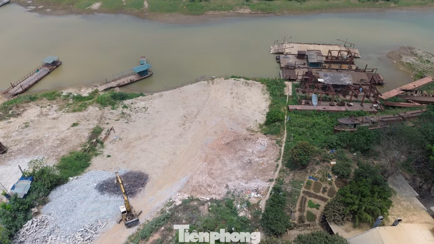 Theo ông Thành, các bãi trung chuyển vật liệu xây dựng này tồn tại đã nhiều năm trước. Thời gian gần đây, UBND xã đang quyết liệt xử lý nhưng không thể thể nói "đóng" là đóng ngay được, mà cần có thời gian để người dân bán hết vật liệu xây dựng cũ. Trước mắt, UBND xã phối hợp cùng lực lượng chức năng cấm xe công nông, xe ba bánh tự chế và tuyên truyền vận động chủ các bãi giải tỏa hết vật liệu xây dựng hiện có. "Chúng tôi cam kết, sẽ chấm dứt hoạt động các bãi trung chuyển vật liệu xây dựng không phép trong thời gian tới", ông Thành khẳng định.