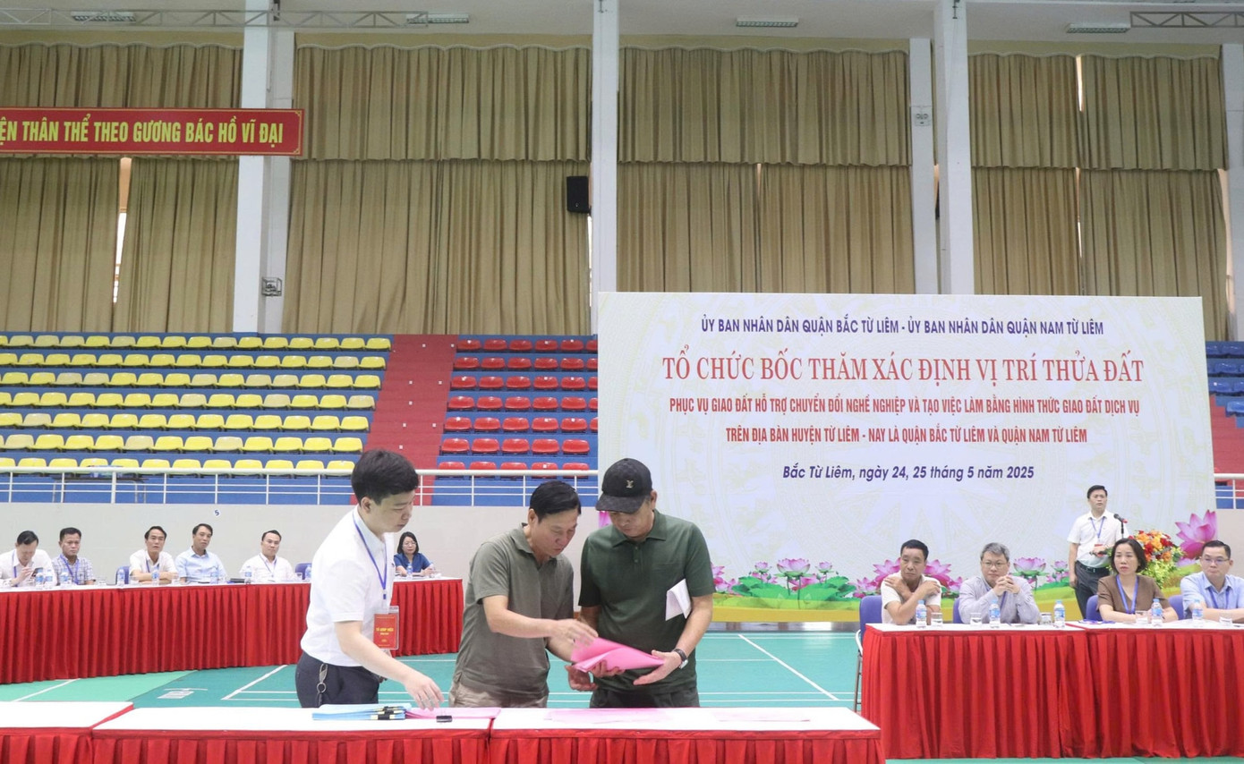 Người dân bốc thăm vị trí lô đất