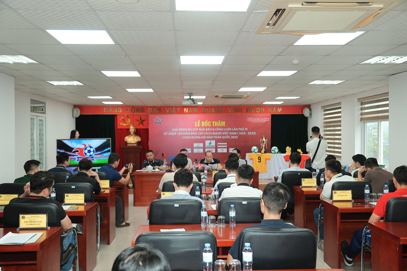 Quang cảnh lễ bốc thăm phân cặp Giải bóng đá Cúp Nhà báo và Công luận lần thứ IV.