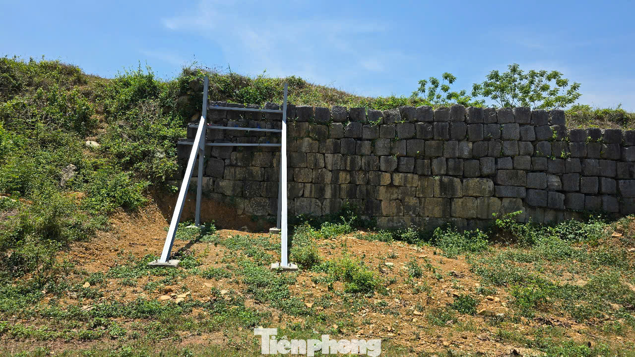 Hiện nay, đơn vị thi công đang tiến hành gia cố các đoạn tường thành bị sạt lở.