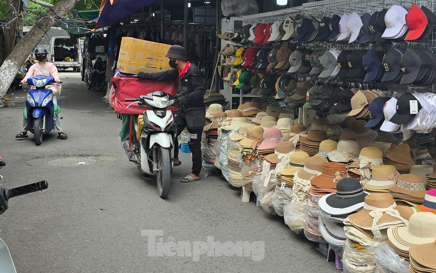 Về vấn đề này, ông Mạnh cho biết, Đoàn liên ngành xuống tuyên truyền, hướng dẫn các hộ, cá nhân kinh doanh đăng ký kê khai nộp thuế, cài đặt ứng dụng eTax mobile, sử dụng hóa đơn điện tử... Do bà con không hiểu pháp luật, sợ liên quan đến pháp luật nên tiểu thương đóng cửa, sợ bị kiểm tra. "Tiểu thương lo sợ bị kiểm tra nên đã đóng quầy. Hôm qua (ngày 20/5) cả 400 kiot tại chợ đều đóng cửa. Chúng tôi phải tuyên truyền, vận động tiểu thương, đến nay mới có một số quầy ở tầng 1 mở lại", ông Mạnh thông tin. Về vấn đề này, ông Mạnh cho biết, Đoàn liên ngành xuống tuyên truyền, hướng dẫn các hộ, cá nhân kinh doanh đăng ký kê khai nộp thuế, cài đặt ứng dụng eTax mobile, sử dụng hóa đơn điện tử... Do bà con không hiểu pháp luật, sợ liên quan đến pháp luật nên tiểu thương đóng cửa, sợ bị kiểm tra. "Tiểu thương lo sợ bị kiểm tra nên đã đóng quầy. Hôm qua (ngày 20/5) cả 400 kiot tại chợ đều đóng cửa. Chúng tôi phải tuyên truyền, vận động tiểu thương, đến nay mới có một số quầy ở tầng 1 mở lại", ông Mạnh thông tin.