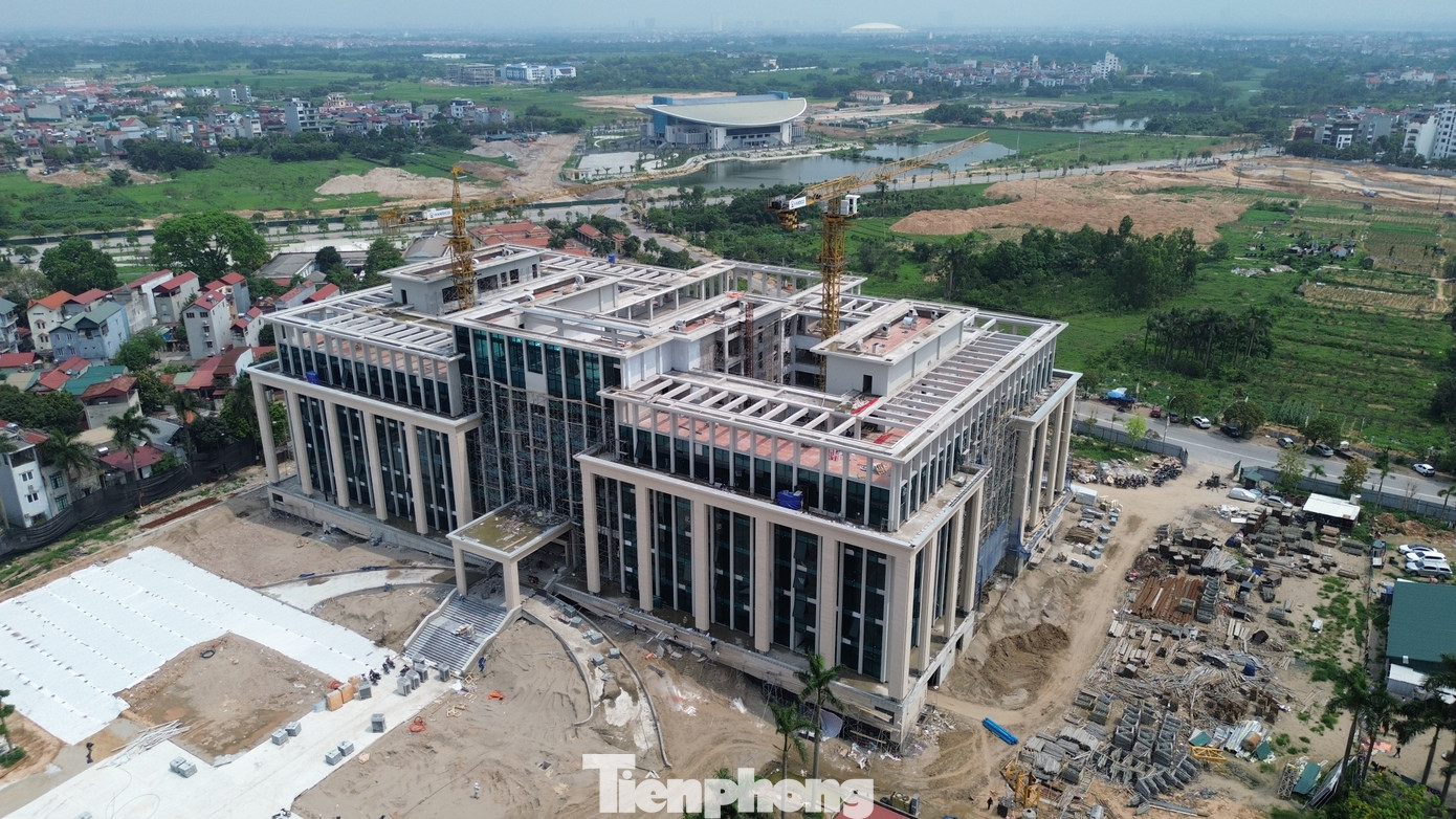 Trung tâm của dự án là khối nhà trụ sở chính (trụ sở Huyện ủy - HĐND - UBND huyện) gồm 1 tầng hầm, 1 tầng trệt, 6 tầng nổi và tầng tum. Bên trái khối nhà chính là khối nhà tiếp nhận hồ sơ và trả kết quả được cải tạo từ trụ sở Huyện ủy cũ.