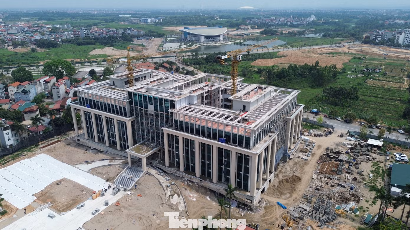 Trung tâm của dự án là khối nhà trụ sở chính (trụ sở Huyện ủy - HĐND - UBND huyện) gồm 1 tầng hầm, 1 tầng trệt, 6 tầng nổi và tầng tum. Bên trái khối nhà chính là khối nhà tiếp nhận hồ sơ và trả kết quả được cải tạo từ trụ sở Huyện ủy cũ. Trung tâm của dự án là khối nhà trụ sở chính (trụ sở Huyện ủy - HĐND - UBND huyện) gồm 1 tầng hầm, 1 tầng trệt, 6 tầng nổi và tầng tum. Bên trái khối nhà chính là khối nhà tiếp nhận hồ sơ và trả kết quả được cải tạo từ trụ sở Huyện ủy cũ.