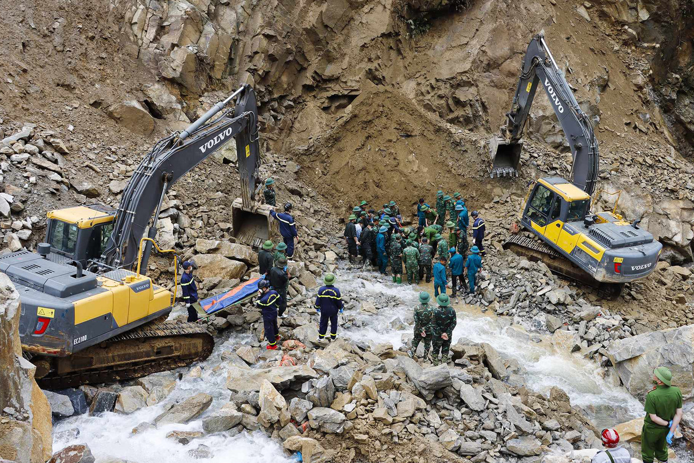 Lực lượng tìm kiếm cứu nạn gặp nhiều khó khăn khi tiếp cận hiện trường vụ sạt lở. Lực lượng tìm kiếm cứu nạn gặp nhiều khó khăn khi tiếp cận hiện trường vụ sạt lở.