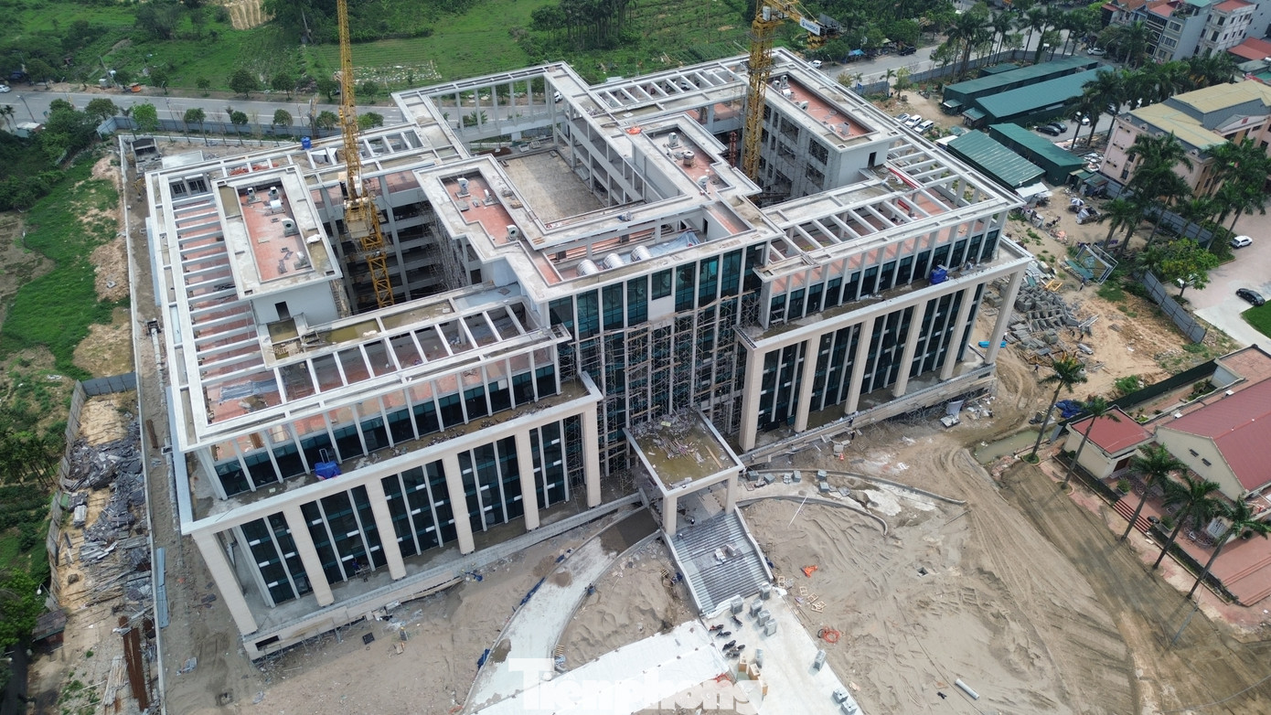 Phía trước mặt 2 khối nhà là khu đất quảng trường cây xanh (đất cây xanh, thể dục thể thao khu ở, thiết kế không gian mở, phục vụ sử dụng chung cho khu vực). Các khu vực khác bao gồm: Nhà bảo vệ, khu để xe, quảng trường, khu công viên cây xanh... bố trí phù hợp với yêu cầu sử dụng và kết nối mạng lưới giao thông khu vực.