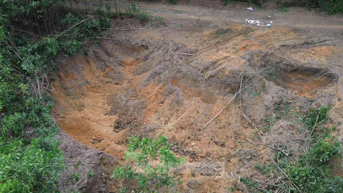 Về nguyên nhân không phát hiện vụ việc vi phạm, ông Phùng Hữu Thanh, Chủ tịch UBND xã Cẩm Lĩnh cho rằng, các đối tượng khai thác trộm đất của người dân vào đêm khuya. Hơn nữa, khu vực khai thác nằm xa khu dân cư, lại giáp ranh giữa 3 xã: Cẩm Lĩnh, Phú Sơn, Vật Lại.