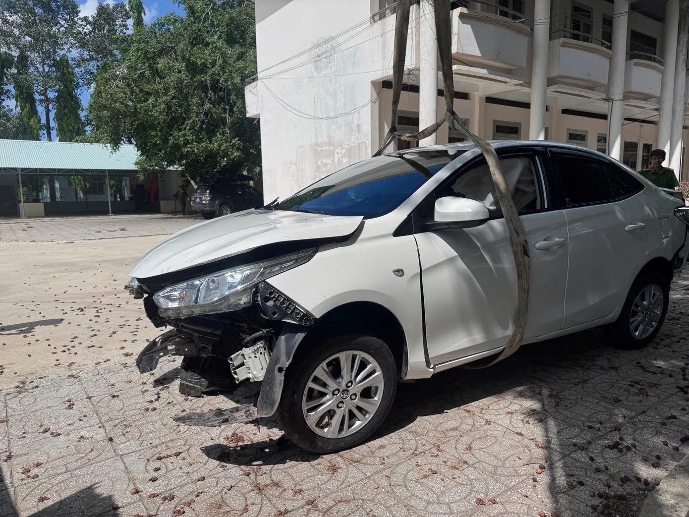 Xe ô tô bị biến dạng nghiêm trọng sau khi rơi xuống hố trong vụ sụt lún đường ở Tây Ninh. Ảnh: C.H