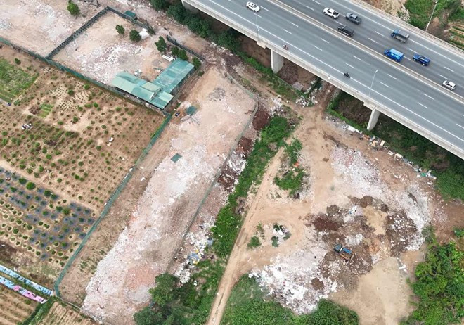 Tình trạng san lấp đất nông nghiệp tại bãi bồi sông Hồng dưới chân cầu Nhật Tân