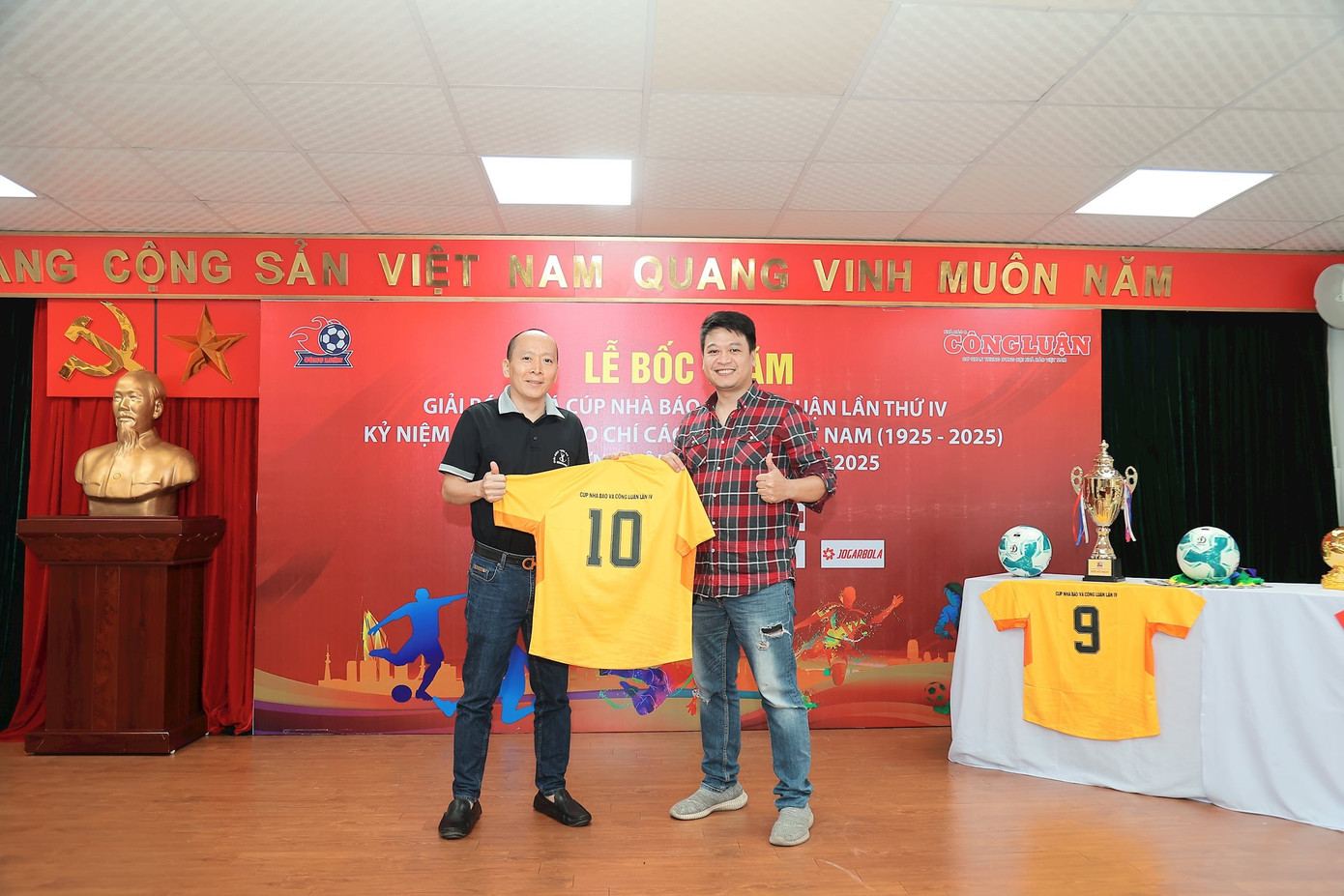 Nhà báo Quán Tuấn, đại diện Ban tổ chức trao áo đấu cho đại diện đội bóng Báo Nhân Dân.