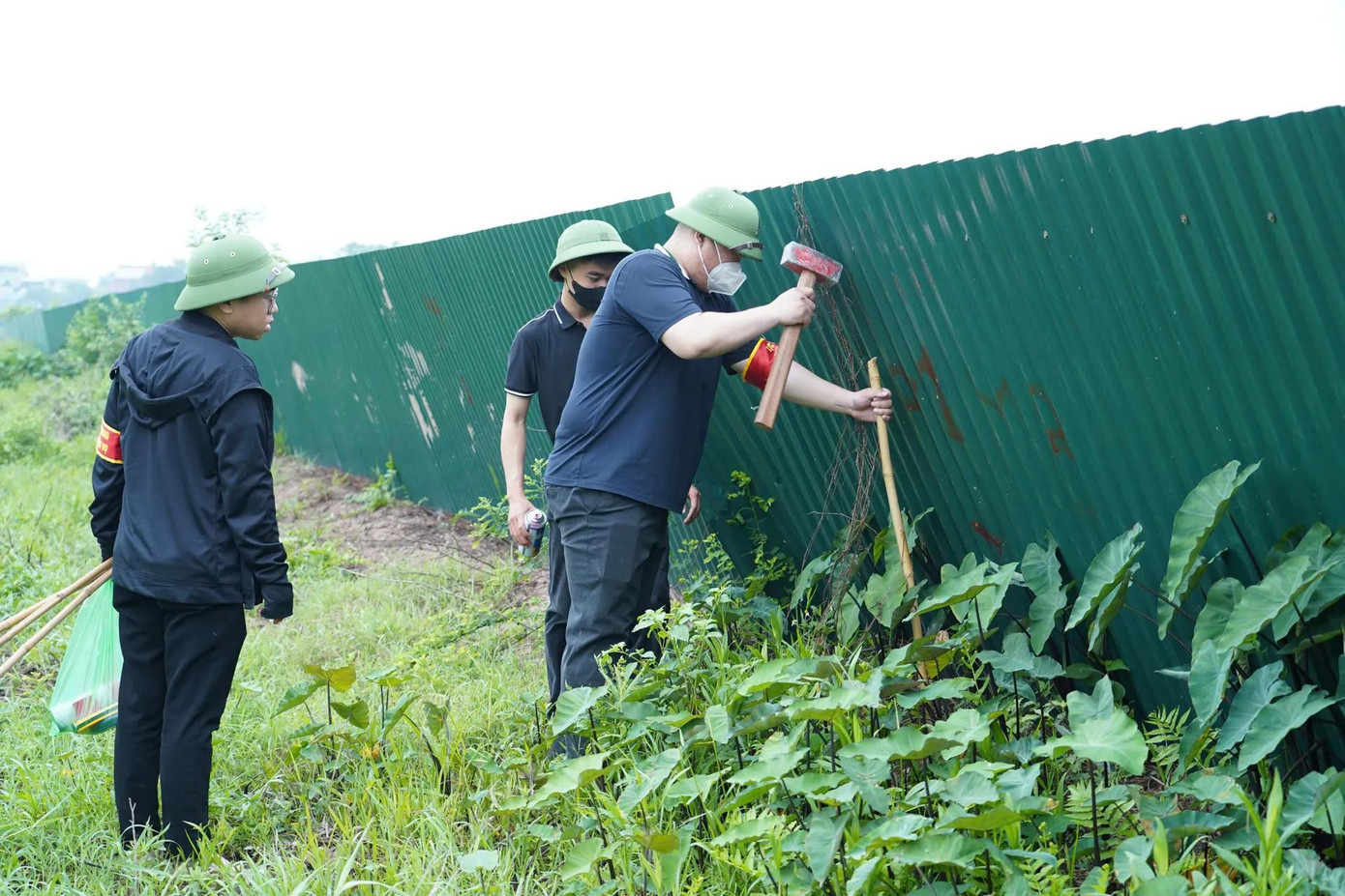 UBND huyện Thường Tín tổ chức cưỡng chế kiểm đếm bắt buộc đất nông nghiệp của 135 hộ dân để thực hiện dự án “Xây dựng hạ tầng kỹ thuật khu đấu giá quyền sử dụng đất ở tại xã Tiền Phong” UBND huyện Thường Tín tổ chức cưỡng chế kiểm đếm bắt buộc đất nông nghiệp của 135 hộ dân để thực hiện dự án “Xây dựng hạ tầng kỹ thuật khu đấu giá quyền sử dụng đất ở tại xã Tiền Phong”
