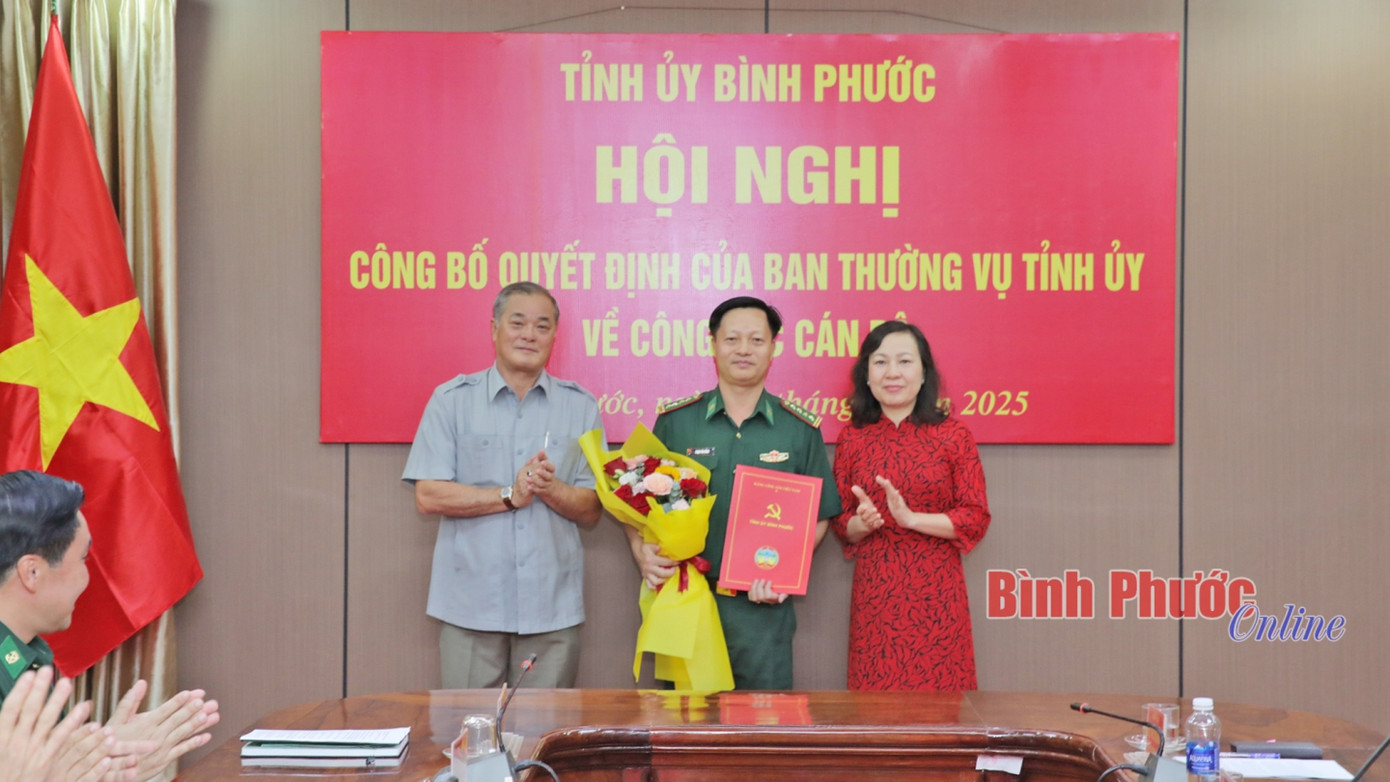 Phó Bí thư Thường trực Tỉnh ủy, Chủ tịch HĐND tỉnh Huỳnh Thị Hằng trao quyết định và Ủy viên Ban Thường vụ, Trưởng ban Tổ chức Tỉnh ủy Nguyễn Hồng Trà trao hoa cho đồng chí Phạm Văn Đảng.