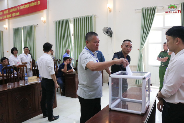 Khách hàng tham gia phiên đấu giá Khách hàng tham gia phiên đấu giá