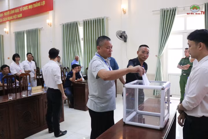 Khách hàng tham gia phiên đấu giá Khách hàng tham gia phiên đấu giá