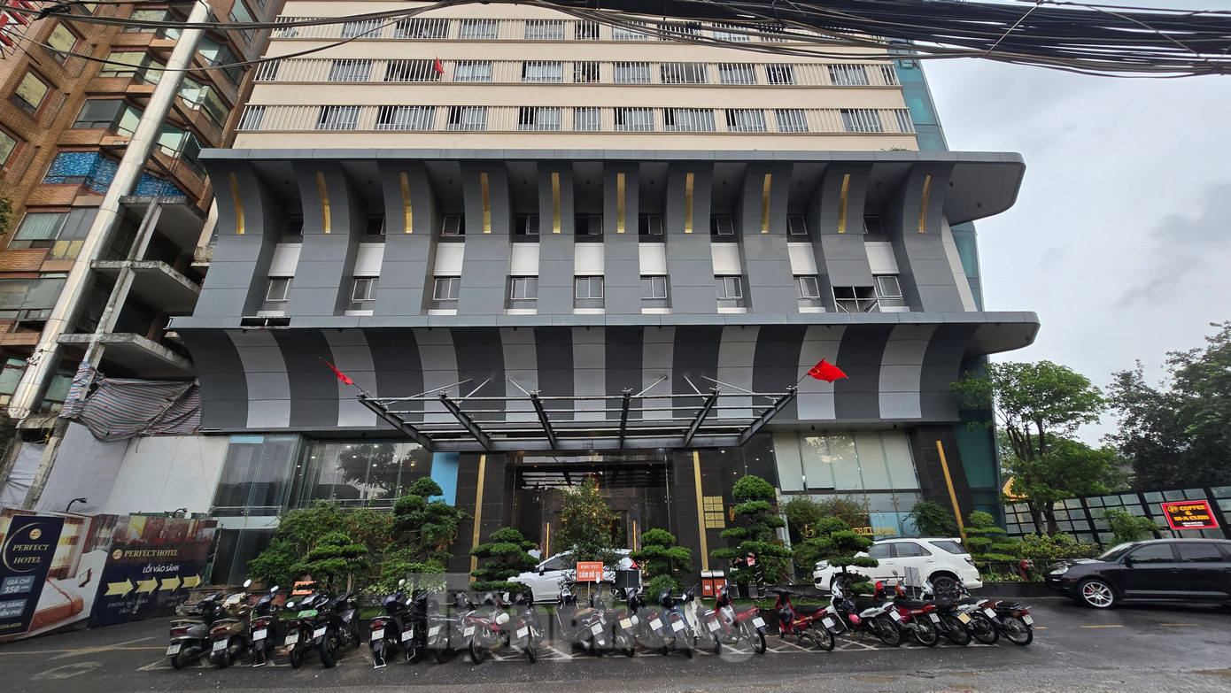 UBND quận Hà Đông vừa công bố danh sách các công trình chưa được nghiệm thu về phòng cháy chữa cháy (PCCC) theo Nghị định số 50/2024/NĐ-CP ngày 10/5/2024 của Chính phủ đã đưa vào hoạt động trên địa bàn quận Hà Đông. Trong số đó, có hơn 50 trường học, nhiều trụ sở văn phòng, tòa nhà cao tầng chưa được nghiệm thu PCCC đã hoạt động.