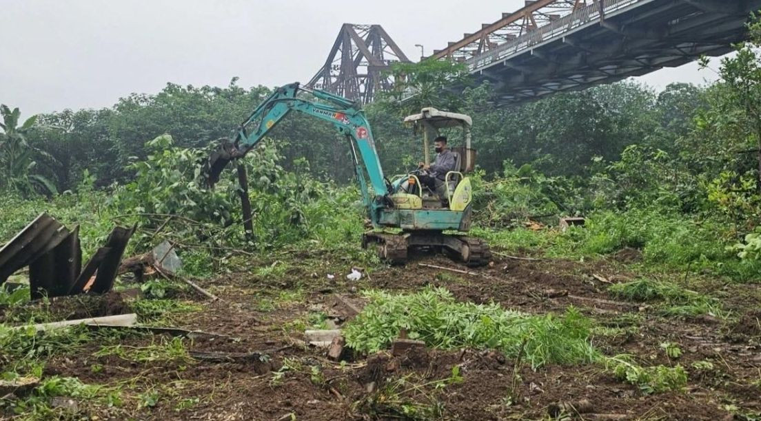 Lực lượng chức năng xử lý các vi phạm trật tự xây dựng khu vực ngoài đê Lực lượng chức năng xử lý các vi phạm trật tự xây dựng khu vực ngoài đê