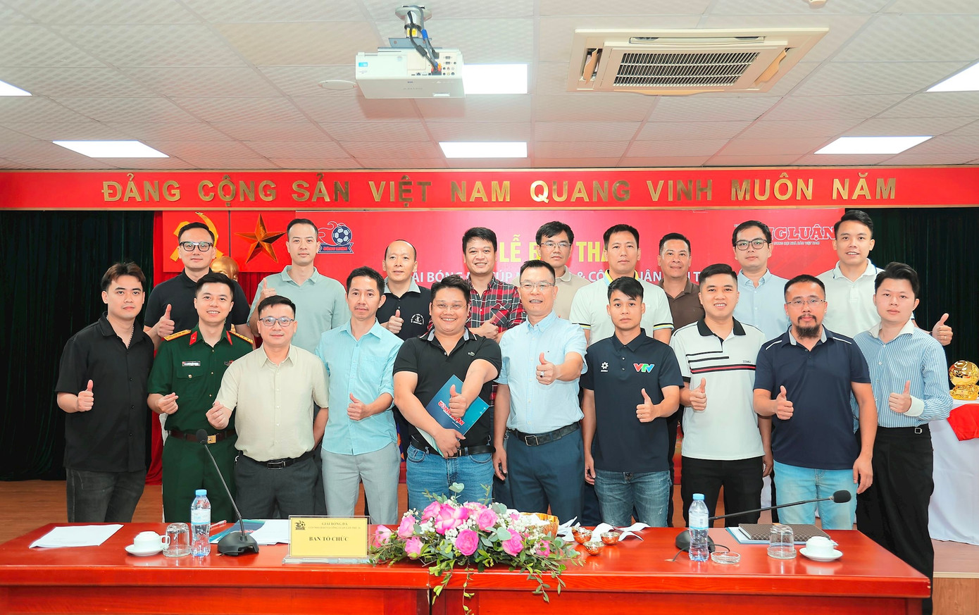 Đại diện các đội bóng chụp hình lưu niệm sau Lễ bốc thăm phân cặp Giải bóng đá Cúp Nhà báo và Công luận lần thứ IV năm 2025.