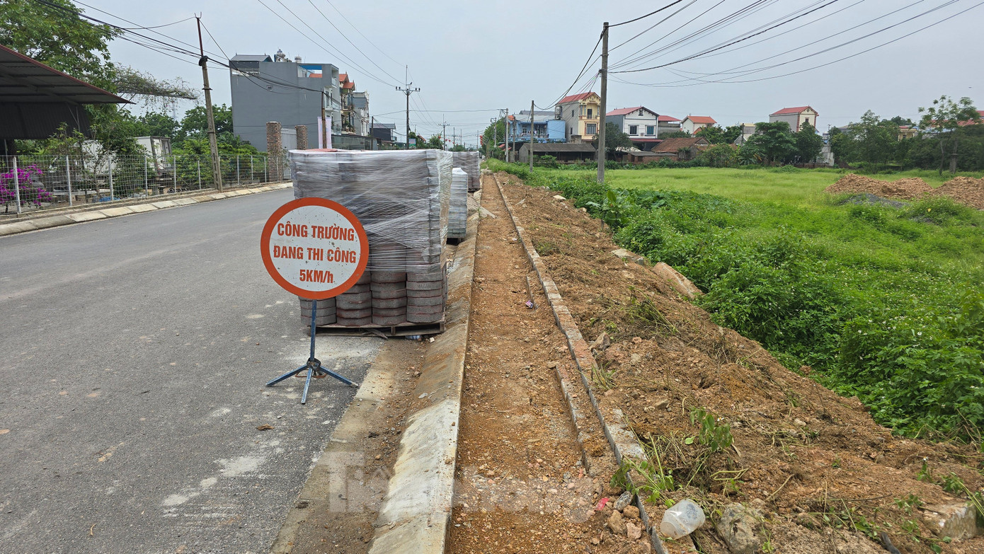 Phó Chủ tịch UBND xã Thượng Vực thông tin thêm, khoảng 30 năm trước địa phương giao đất trái thẩm quyền cho người dân làm dịch vụ với một số lô đất ven đường. Sau nhiều lần Luật Đất đai thay đổi, một số lô đất đã được cấp Giấy chứng nhận quyền sử dụng đất nhưng cũng có một số lô chưa được cấp Giấy chứng nhận. Vì thế, khi thu hồi đất để làm dự án, những hộ dân chưa được cấp sổ phản ứng, khiếu nại.