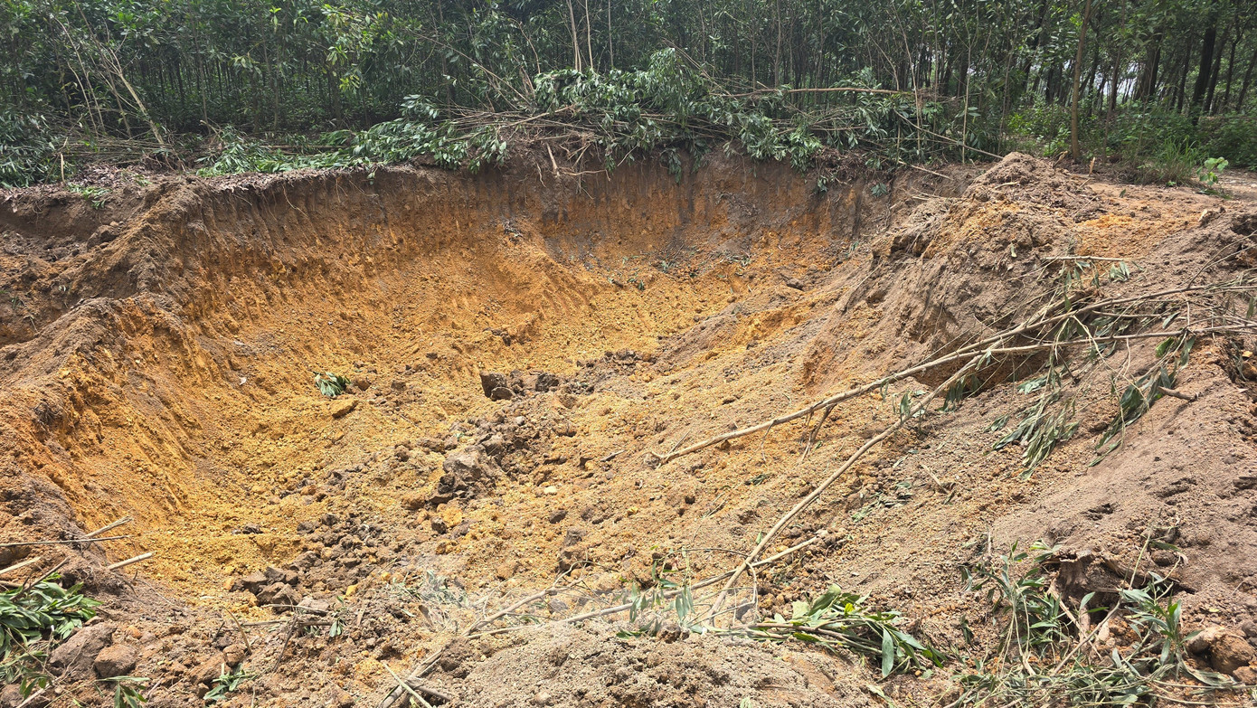 Theo báo cáo của UBND xã Cẩm Lĩnh (huyện Ba Vì), đêm 26/5 tại khu đất đồi của gia đình ông Phùng Công Nghiệp (thôn Ngọc Nhị, xã Cẩm Lĩnh) xảy ra vụ việc hủy hoại tài sản, khai thác đất trái phép.