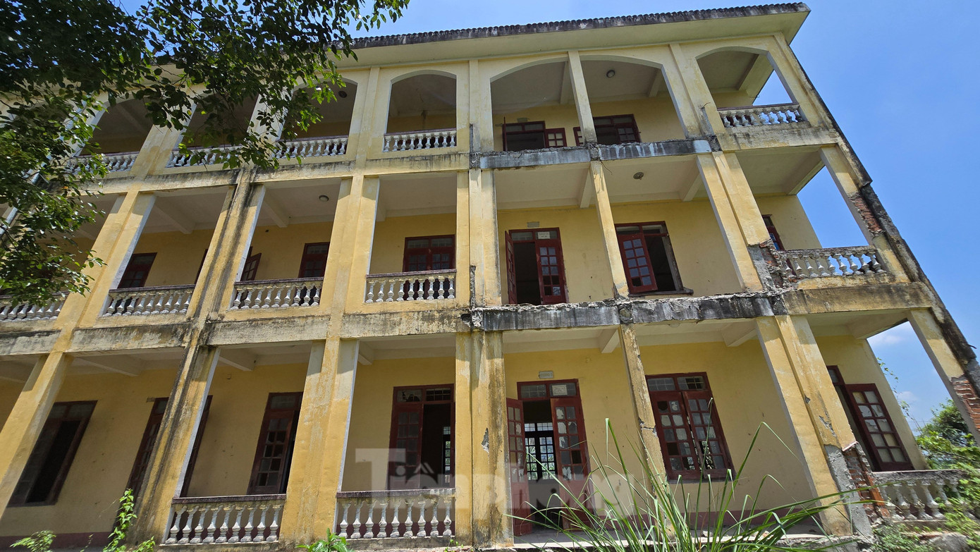 Thậm chí, lan can các tầng 2, 3 đã bị đổ gãy, tường ngoài bong tróc, nguy cơ đổ sập bất cứ lúc nào. Thậm chí, lan can các tầng 2, 3 đã bị đổ gãy, tường ngoài bong tróc, nguy cơ đổ sập bất cứ lúc nào.