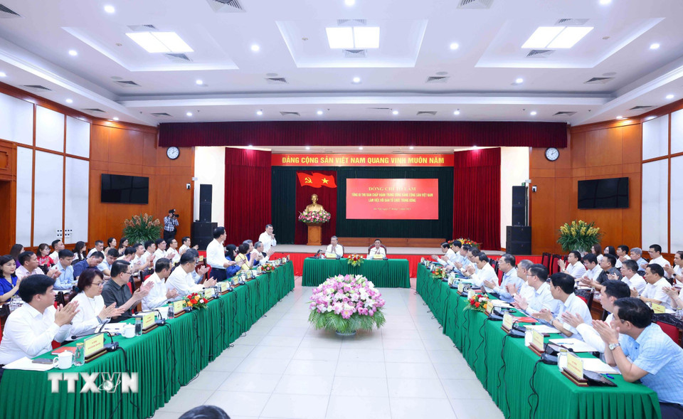 Quang cảnh buổi làm việc.