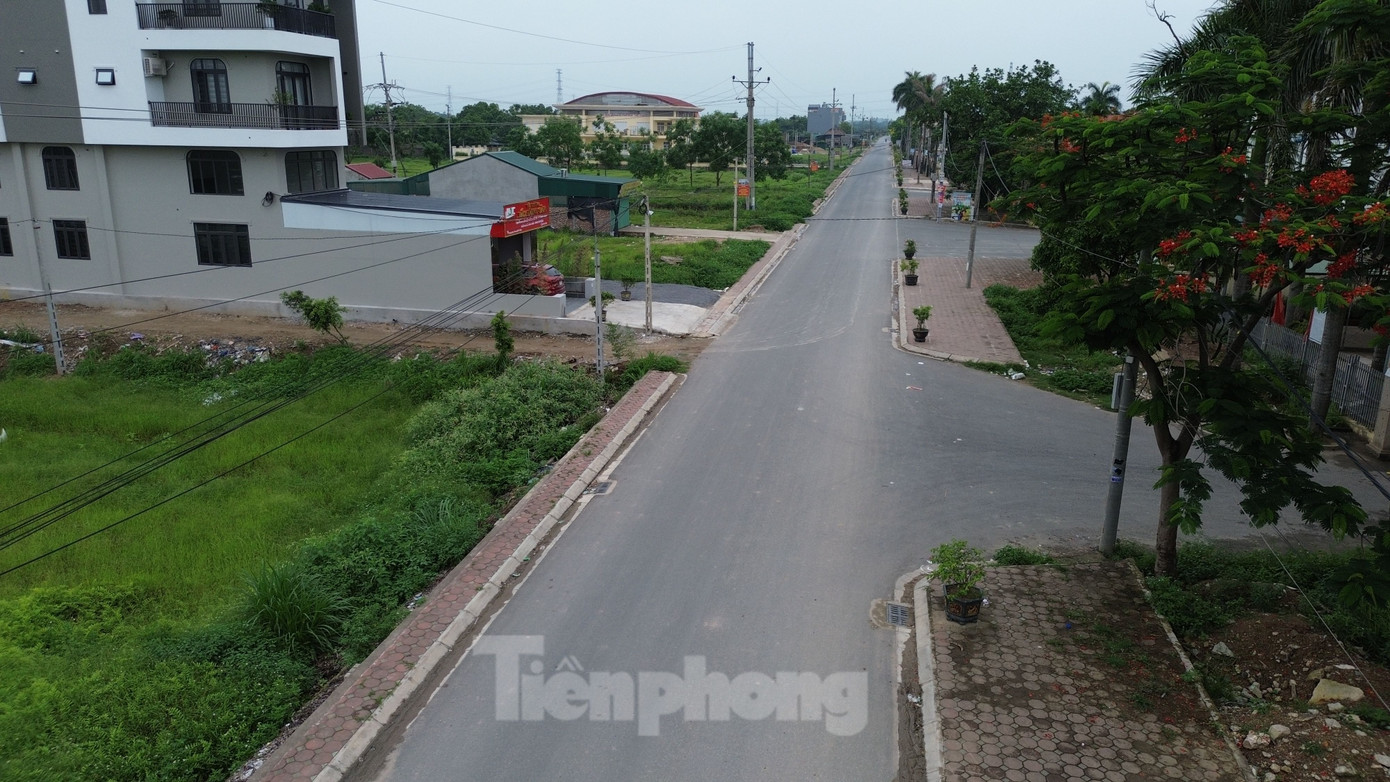 Tuy nhiên, sau hơn 3 năm thi công, dự án mới chỉ hoàn thành được đoạn đầu và cuối, còn đoạn giữa dài gần 1km vẫn là con đường nham nhở.