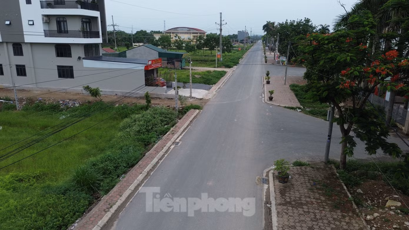 Tuy nhiên, sau hơn 3 năm thi công, dự án mới chỉ hoàn thành được đoạn đầu và cuối, còn đoạn giữa dài gần 1km vẫn là con đường nham nhở.