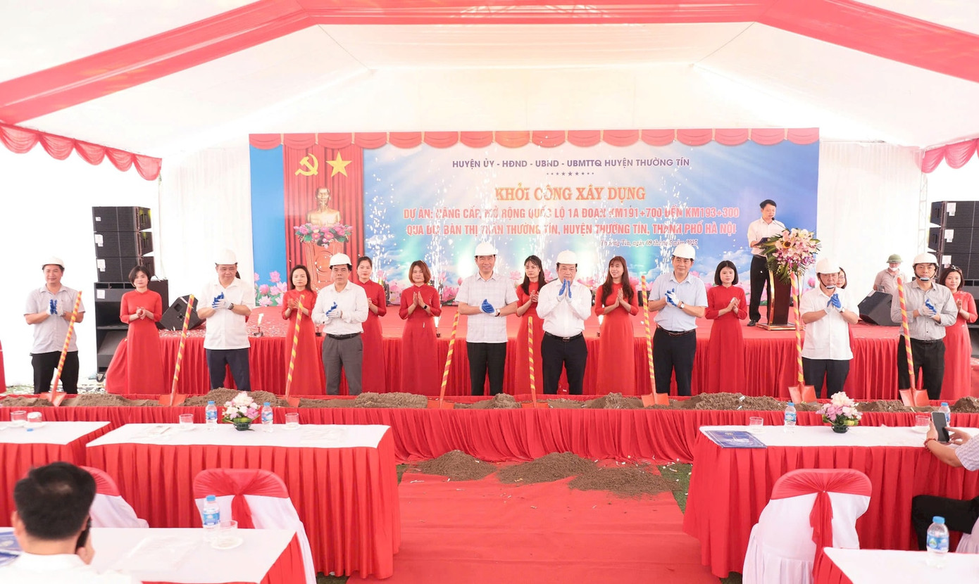 Các đại biểu thực hiện nghi lễ khởi công dự án Các đại biểu thực hiện nghi lễ khởi công dự án