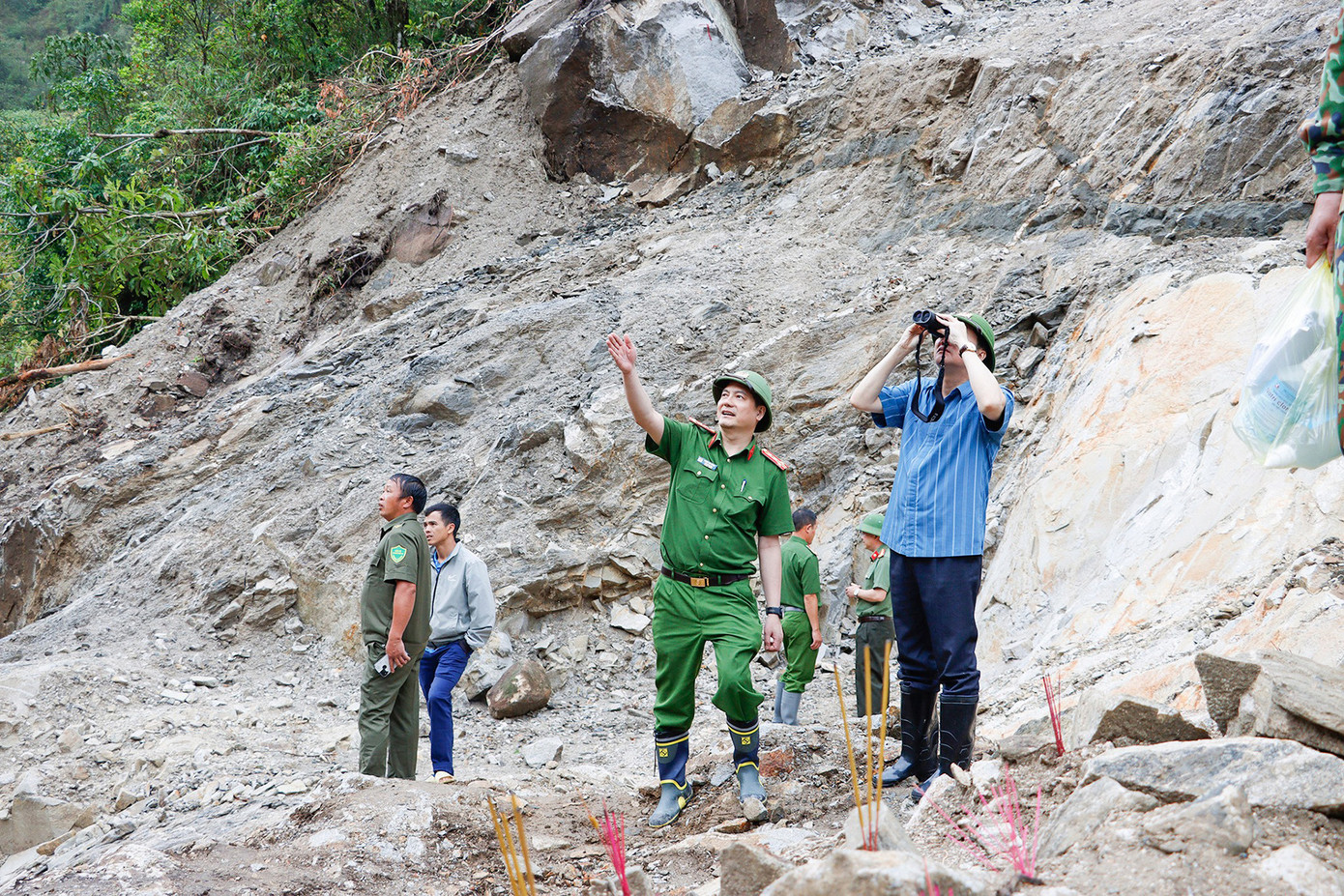 Đại tá Nguyễn Viết Giang (áo kẻ) trực tiếp chỉ huy việc tìm kiếm 5 nạn nhân bị đất đá vùi lấp. Ảnh: Văn Thiệp Đại tá Nguyễn Viết Giang (áo kẻ) trực tiếp chỉ huy việc tìm kiếm 5 nạn nhân bị đất đá vùi lấp. Ảnh: Văn Thiệp