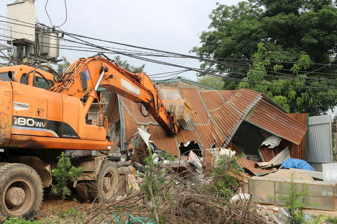 Lực lượng chức năng xử lý các công trình vi phạm trên đất nông nghiệp Lực lượng chức năng xử lý các công trình vi phạm trên đất nông nghiệp