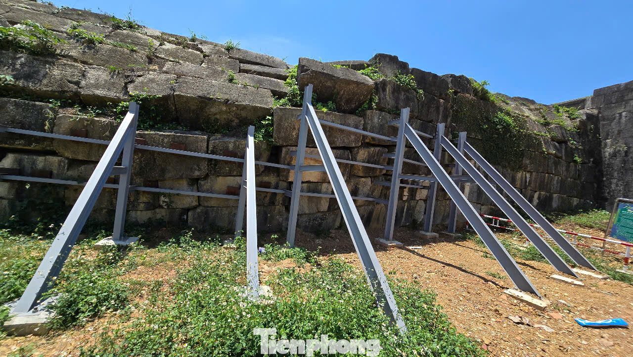 Một đoạn tường thành sạt lở đang được gia cố